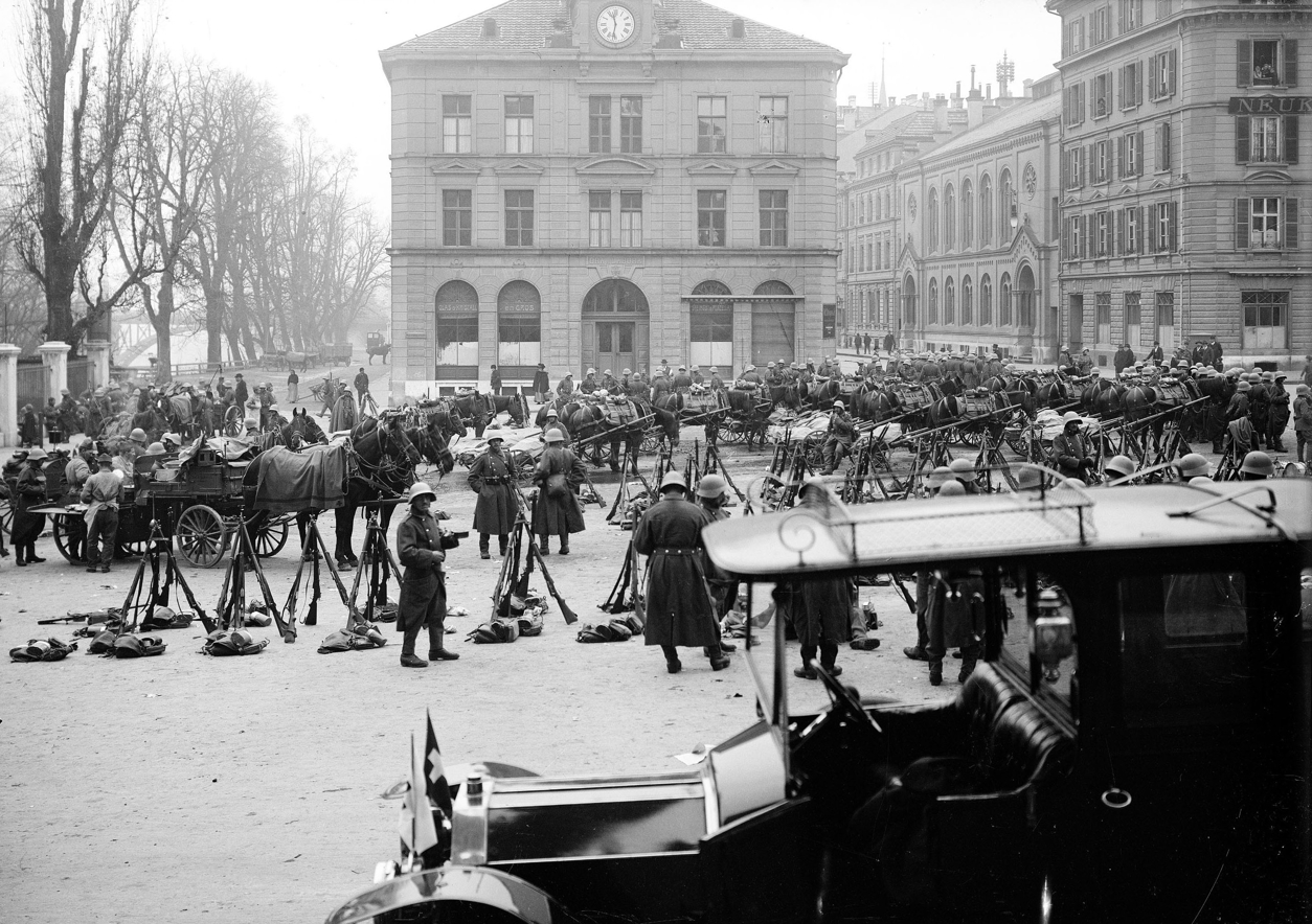 Truppen Auf Dem Waisenhausplatz Waehrend Des Landesstreiks Ch Bar 3241472 1